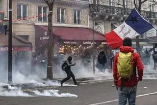 Más de 450 detenidos y 441 agentes heridos en las protestas en Francia por la reforma de las pensiones