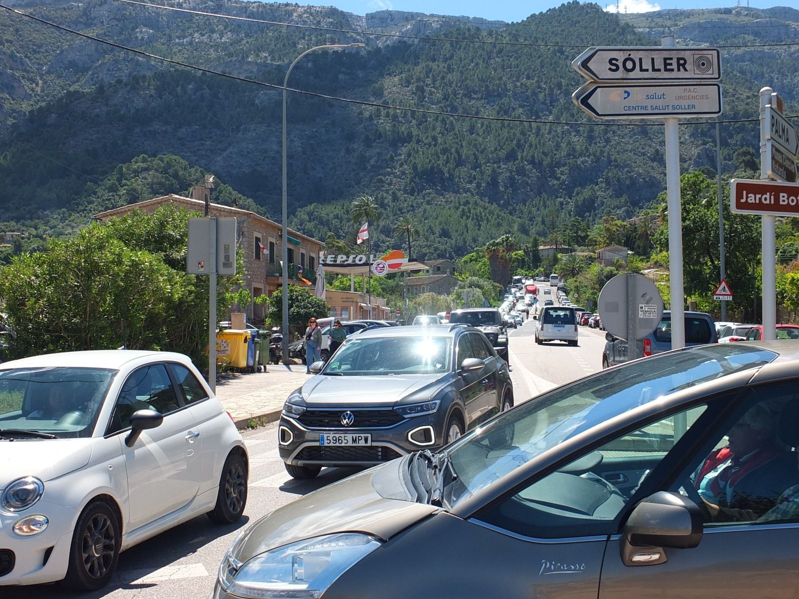 Este es el caos que vive Sóller debido a la afluencia masiva de visitantes