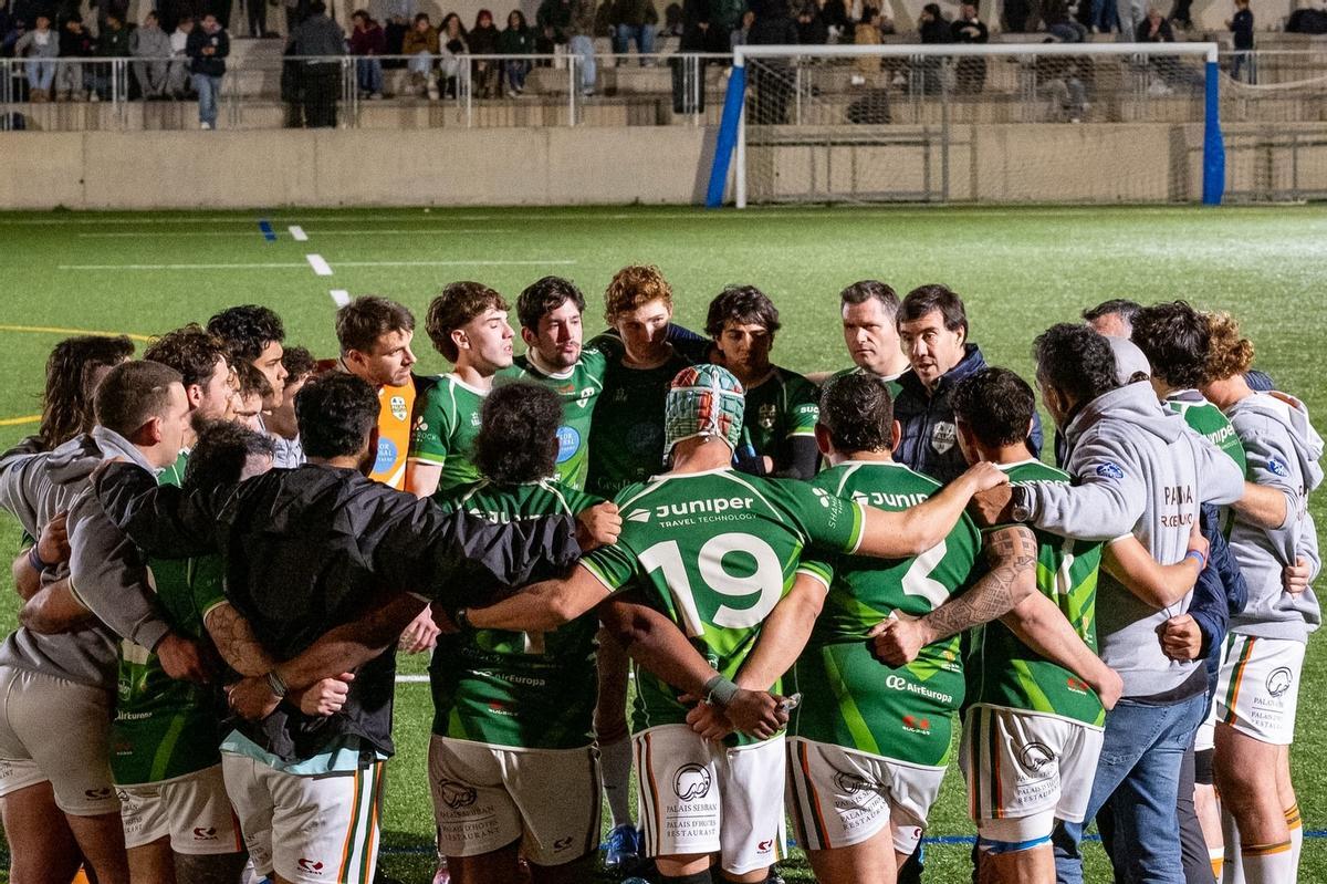 El entrenador del Palma Rugby Unión arenga a sus jugadores en un partido