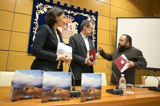 FUERTEVENTURA - El presidente del Cabildo de Fuerteventura, Marcial Morales,Juan José Ramos Melo, y la consejera de Medio Ambiente, Natalia Évora, presentan en rueda de prensa la Guía de Ecoturismo - 01-03-16