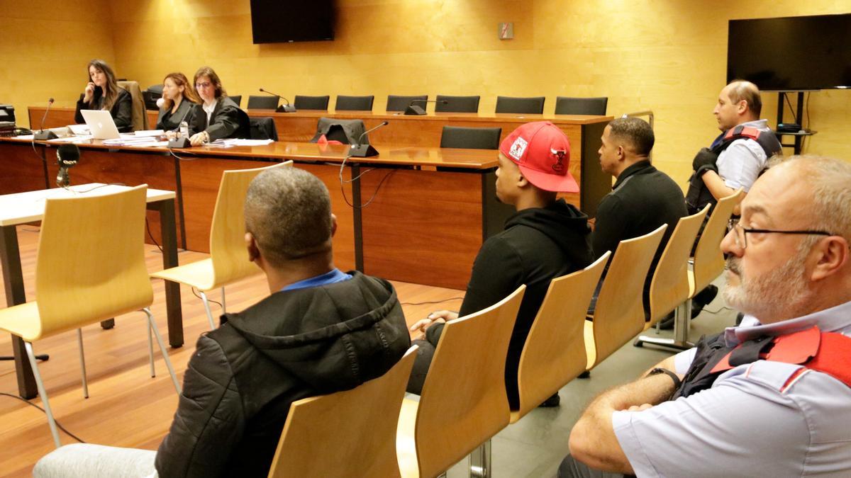 Els acusats de l&#039;assalt violent a Cantallops. Foto del primer dia de judici a l&#039;Audiència de Girona