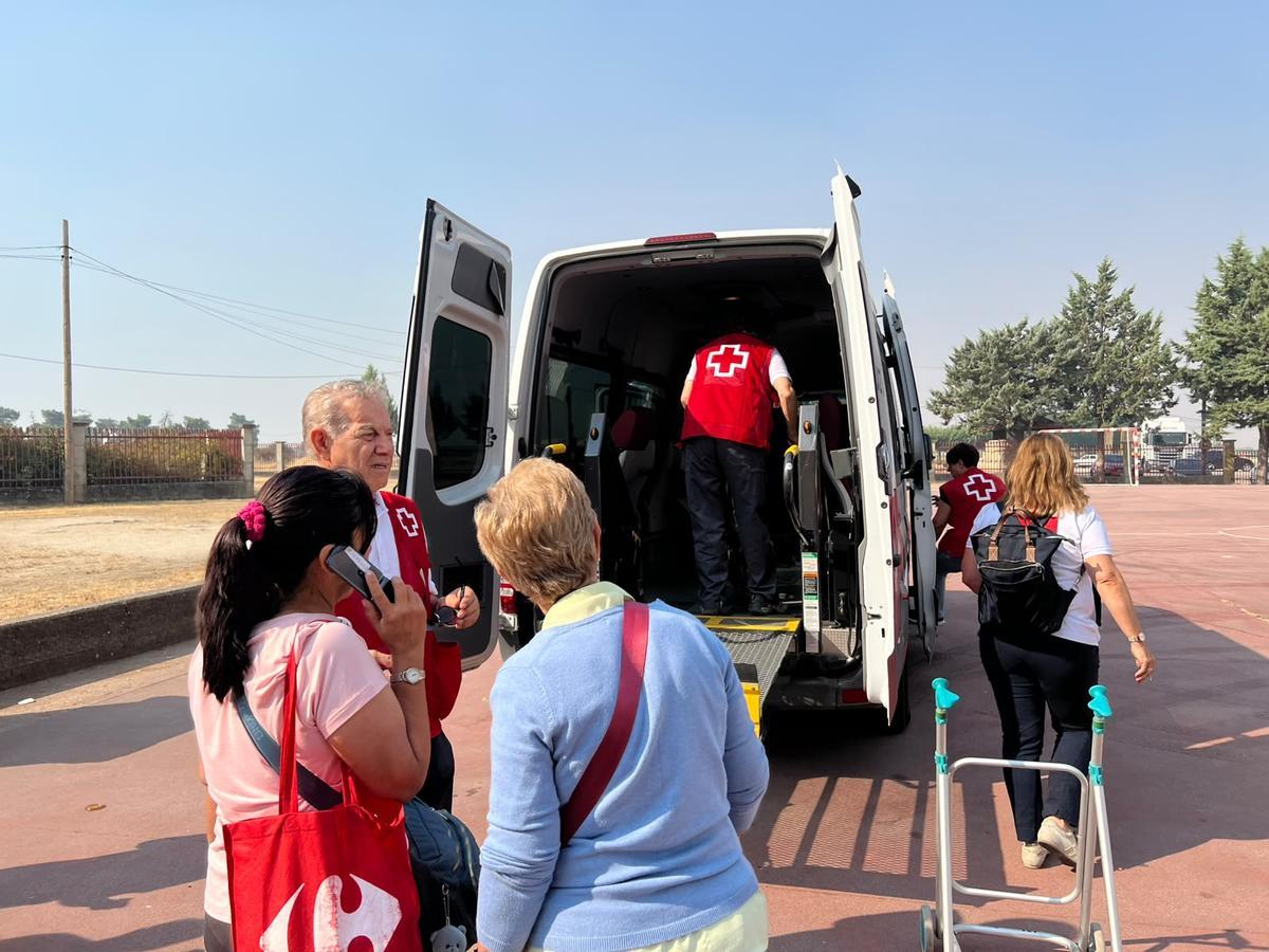 Traslado de vecinos en un vehículo adaptado de Cruz Roja.