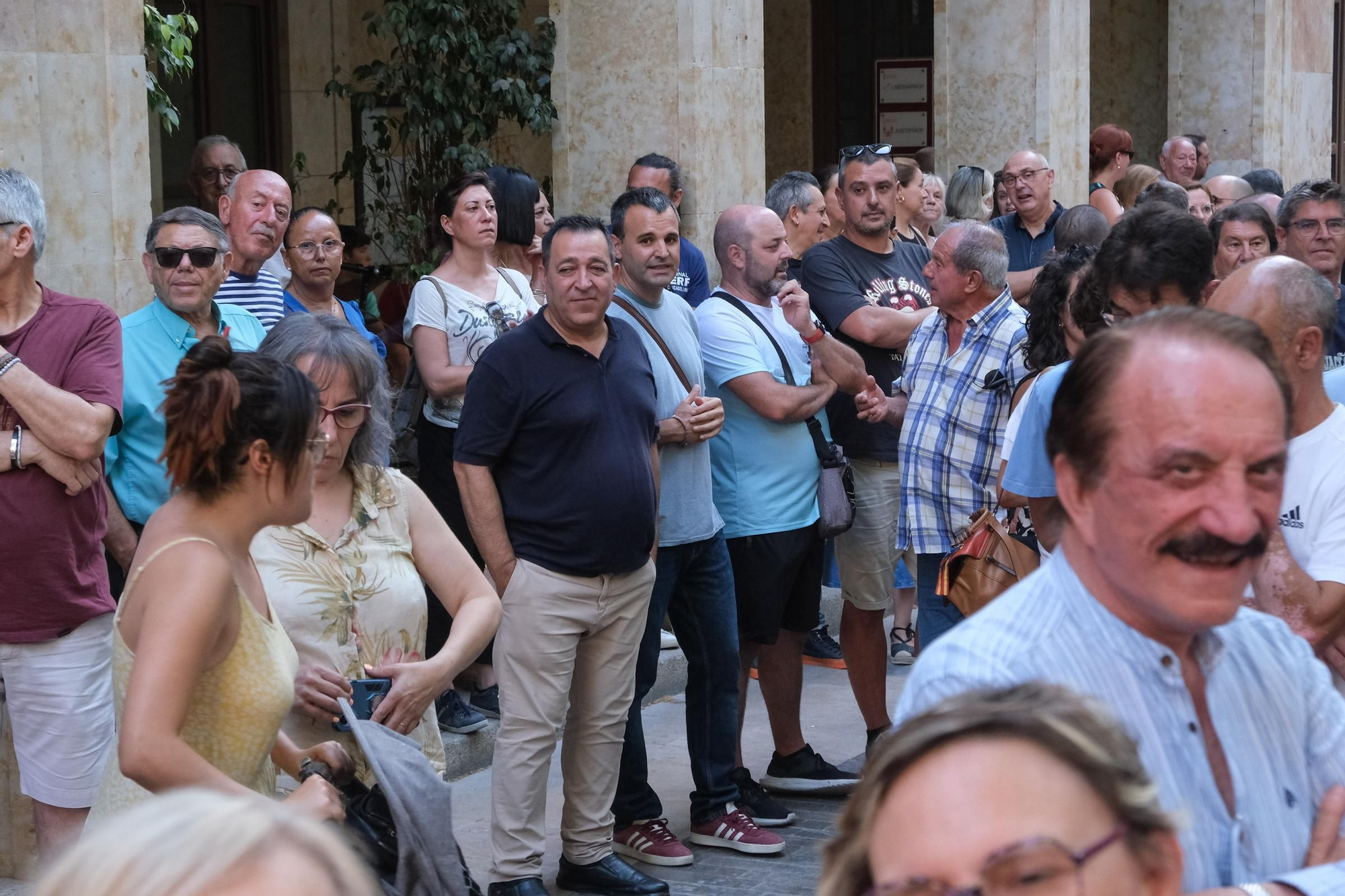 Concentración en apoyo al alcalde de Aspe