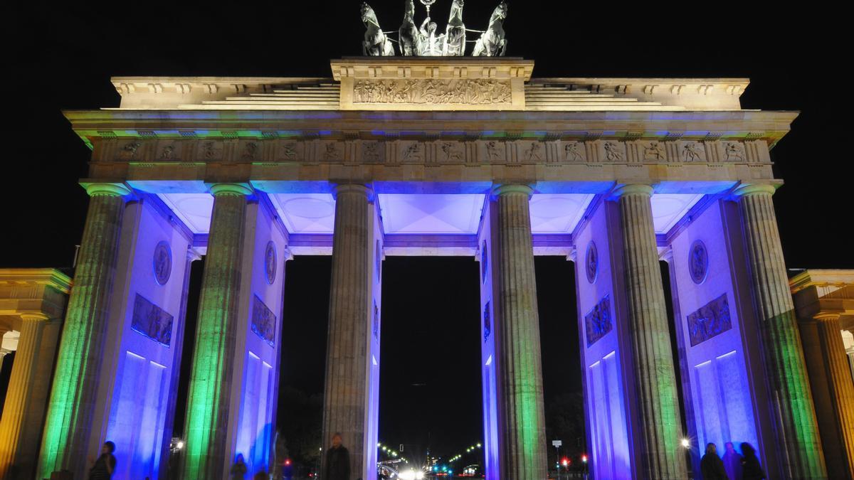 La Puerta de Brandenburgo iluminada con colores