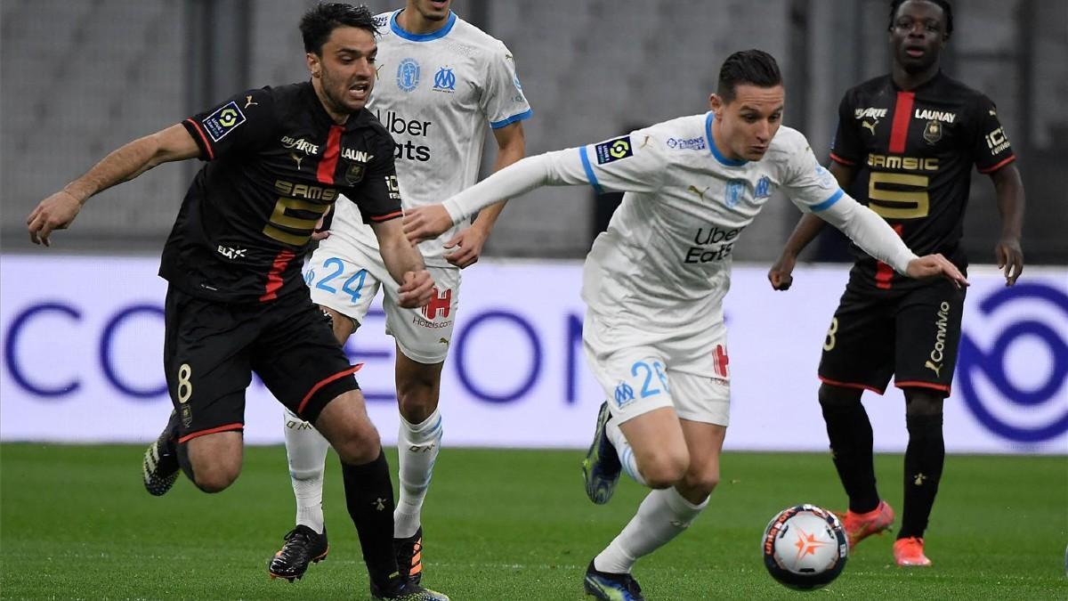 Clement Grenier persigue a Florian Thauvin durante el Marsella - Rennes