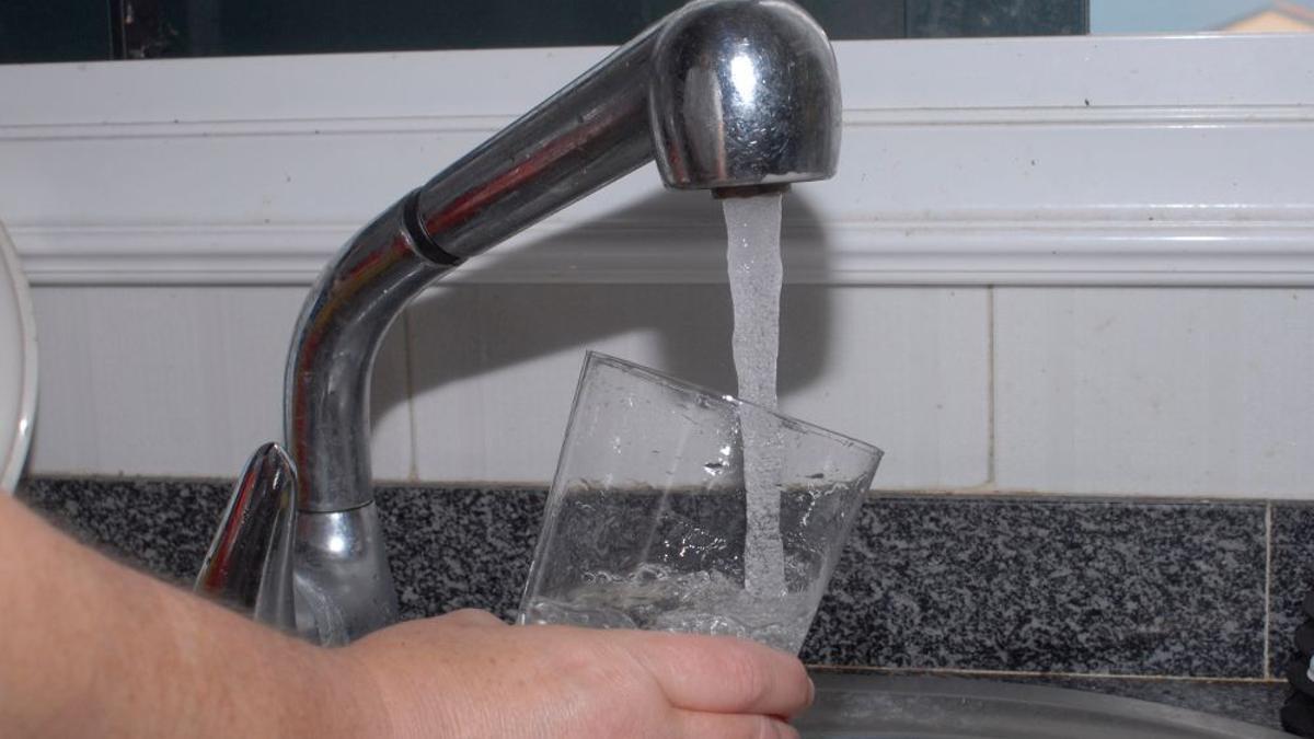 Agua saliendo de un grifo.