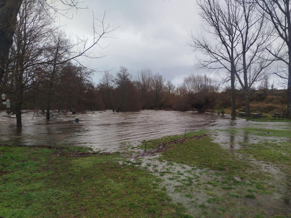 Desbordamientos y cortes de caminos en Sanabria, en imágenes Desbordamientos y cortes de caminos en Sanabria, en imágenes