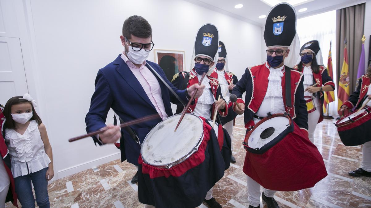 El Tio de la Porra de Gandia da la bienvenida a las fiestas