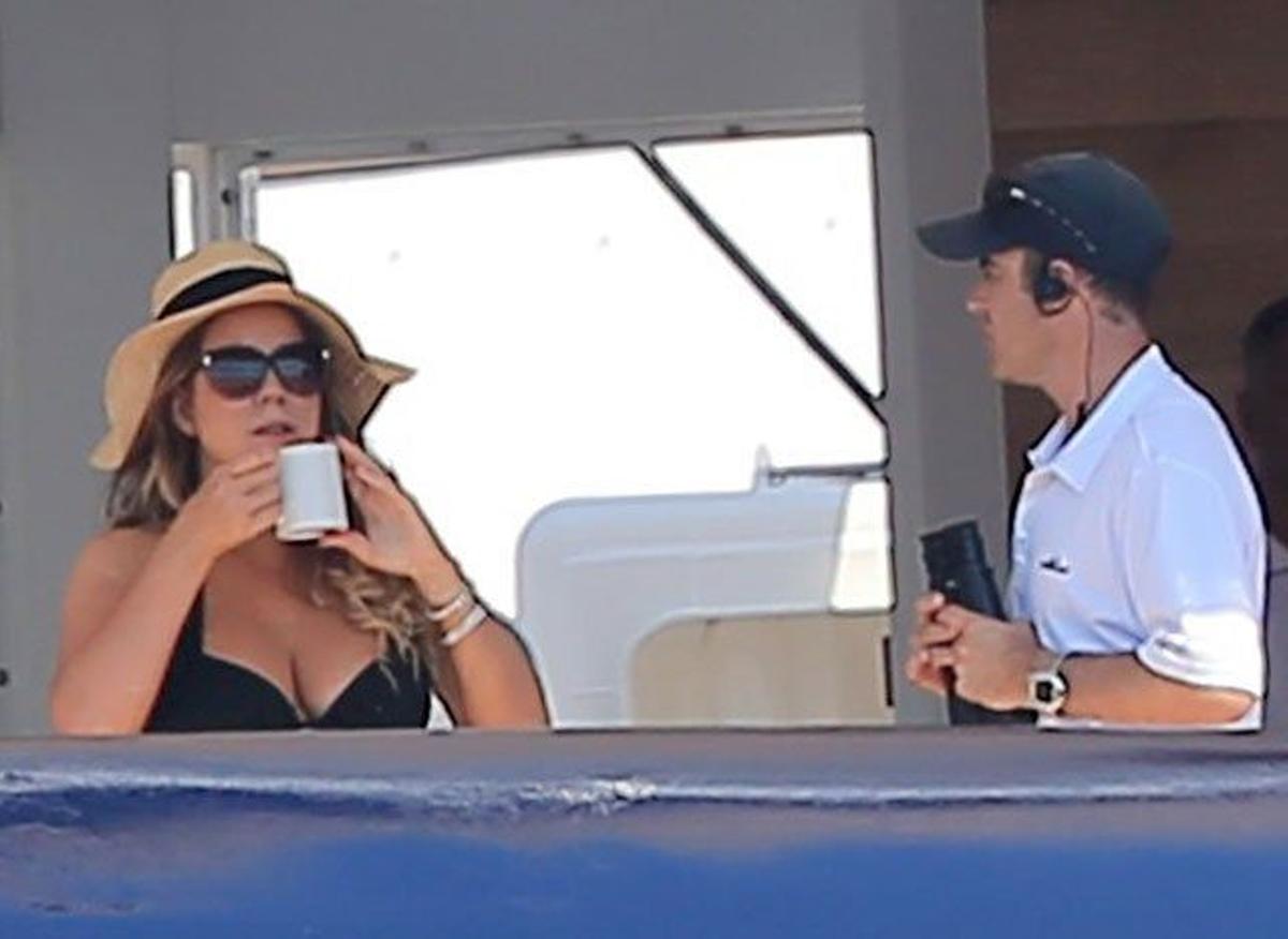 Mariah Carey se toma un café mientras habla con uno de los miembros de la tripulación del yate de James Packer