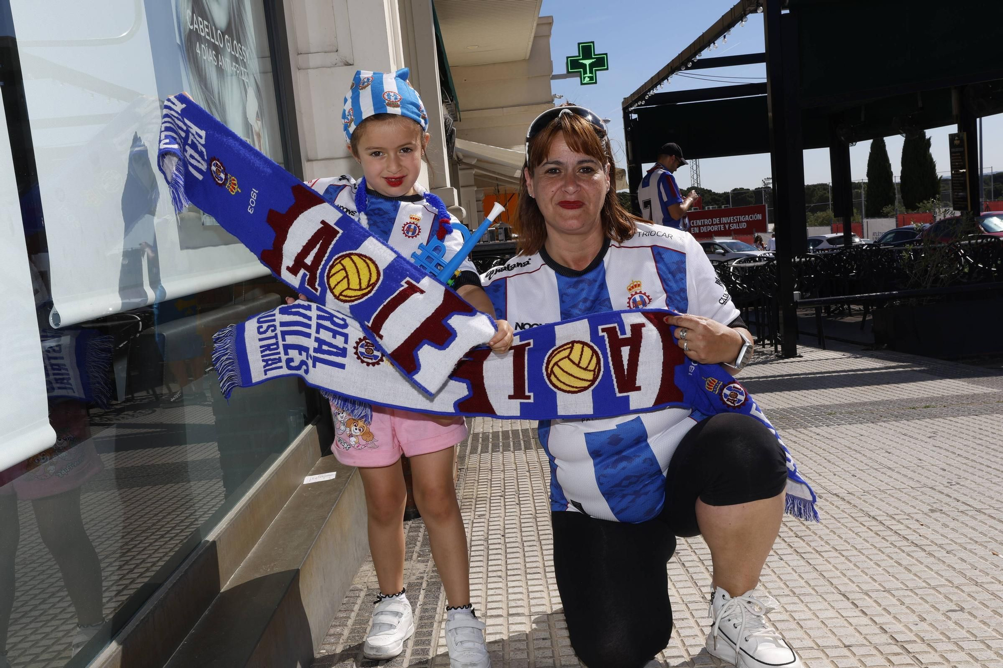 EM IMÁGENES: Multitudinario recibimiento al Avilés en su llegada al campo del Rayo Majadahonda
