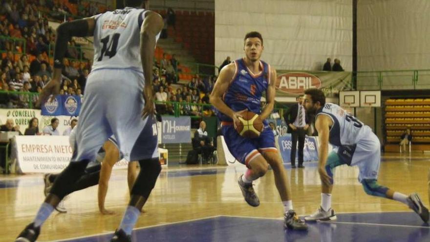 El cobista Jonathan Barreira entra a canasta, ayer en el Pazo. // Jesús Regal