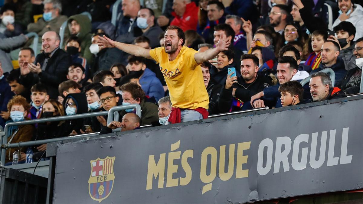 Miquel Barnola, durante el Barça-Osasuna, en el Camp Nou