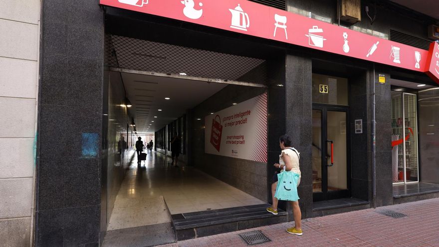 El pasaje de la calle Delicias de Zaragoza cierra por la noche y los domingos: &quot;Damos más vuelta, pero hemos ganado en seguridad&quot;