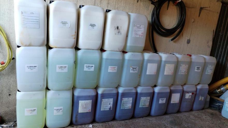 Los bidones de productos de limpieza sin uso en Soutomaior.