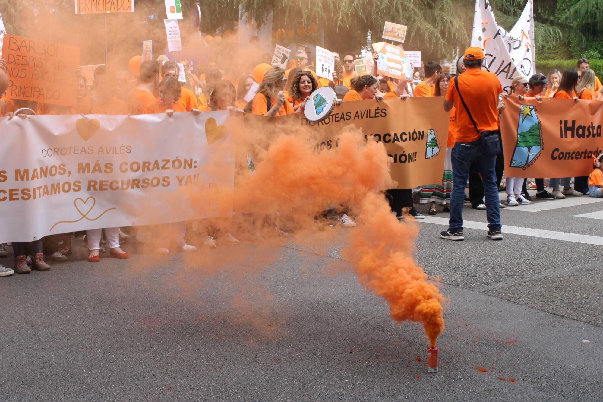 Así fue la multitudinaria marcha naranja de la concertada en Asturias