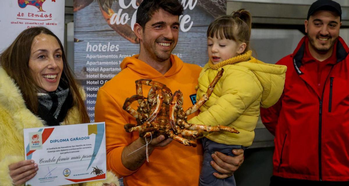 La familia propietaria del barco «Nicole»,
que pescó la mejor centolla del concurso. |  Abella