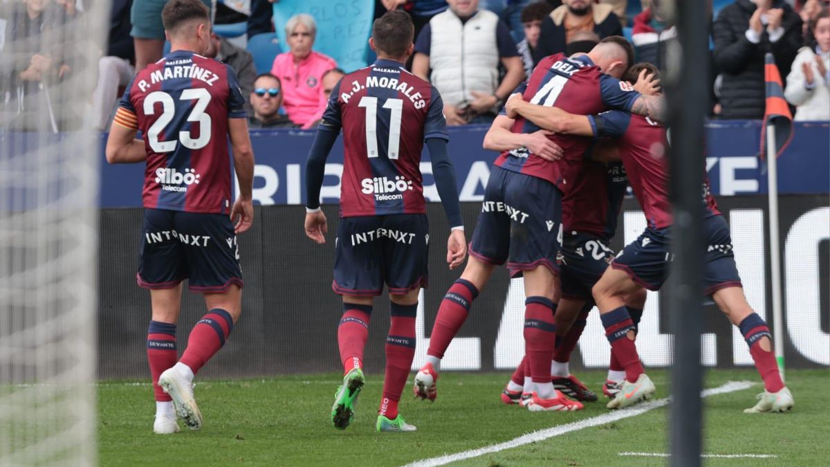 Celebración de uno de los tantos del Levante ante el Castellón