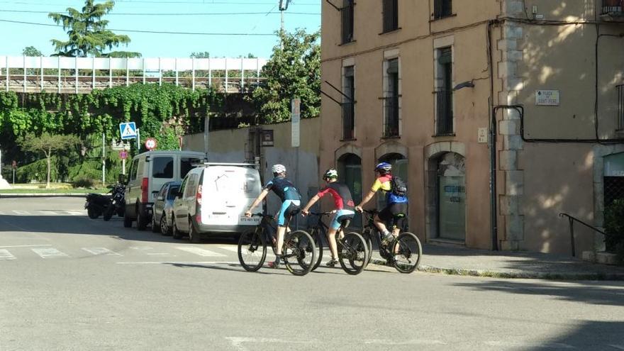 Tres ciclistes sortint de la vall de Sant Daniel.