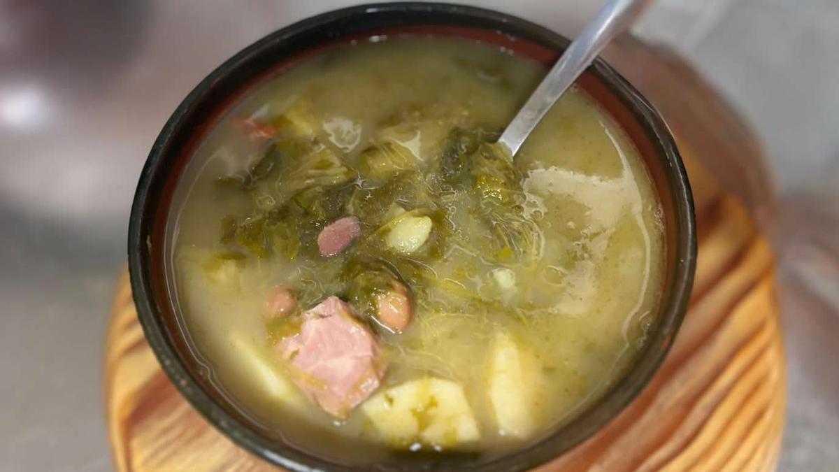 El caldo gallego de El Celler del Vermut, espectacular.