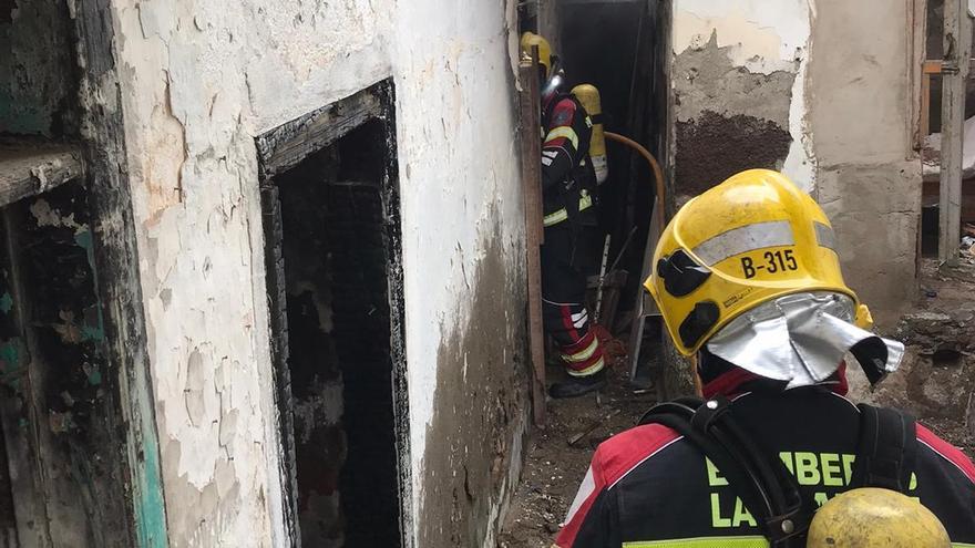 Bomberos del Consorcio de Emergencias de Lanzarote apagan el fuego en una casa abandonada de Arrecife.