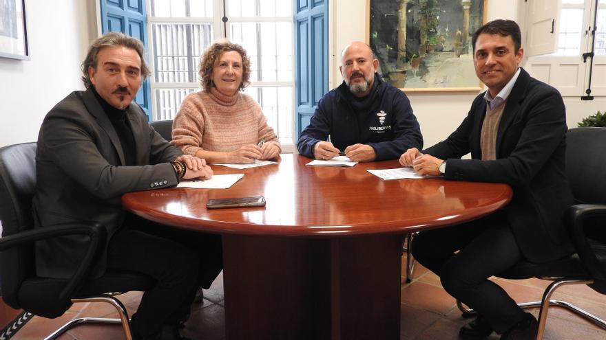 Leopoldo Izquierdo (dcha.) y Juan Miguel Luque (izda.), con los representantes de Emet Arco Iris y Prolibertas.