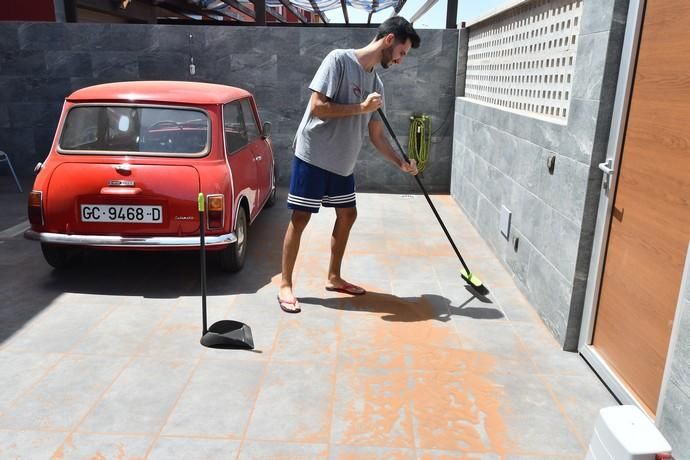 17/07/2019 POZO IZQUIERDO. SANTA LUCIA DE TIRAJANA. Tierra en los Duplex de Pozo Izquierdo por las obras de unos invernaderos.  Fotógrafa: YAIZA SOCORRO.  | 17/07/2019 | Fotógrafo: Yaiza Socorro