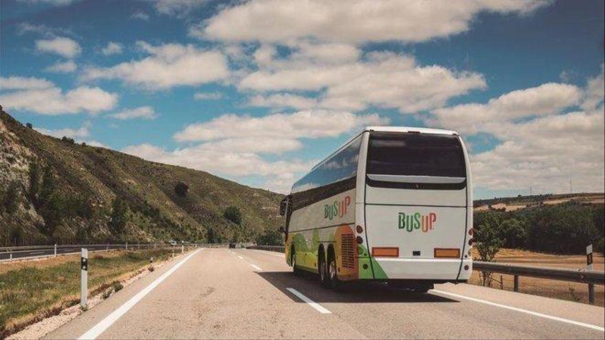 Un autocar de transporte por carretera.