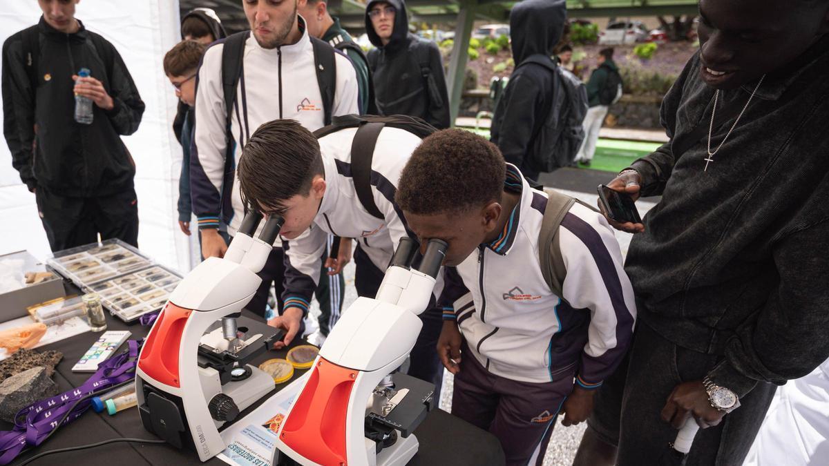 Estudiantes miran por el telescopio en las jornadas de la ULL.