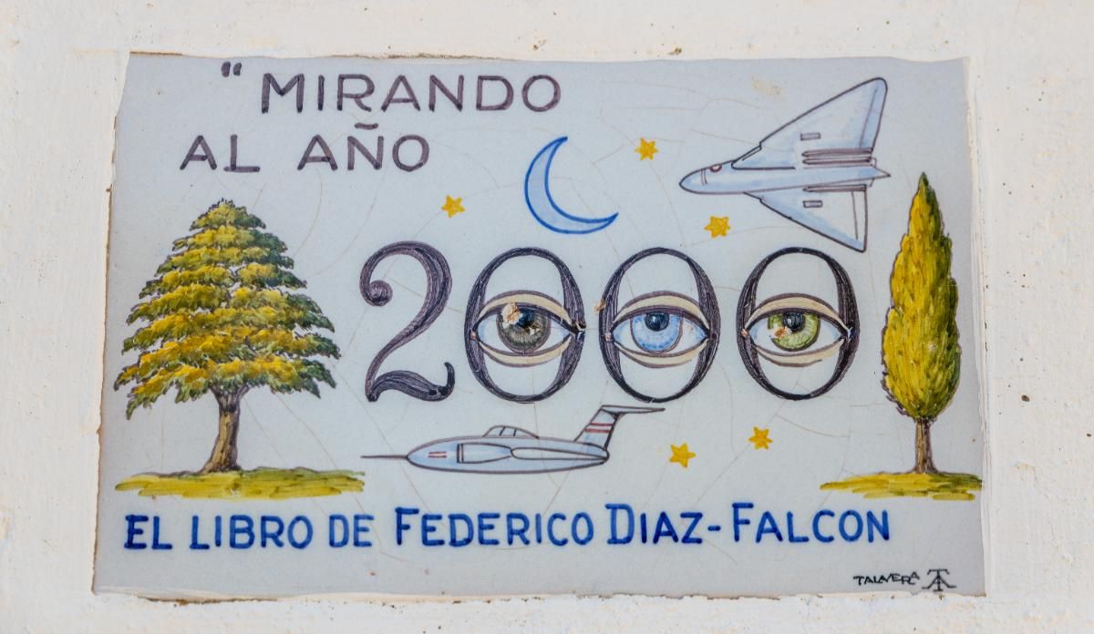 El azulejo que referencia su propio libro, 'Mirando al año 2000'.