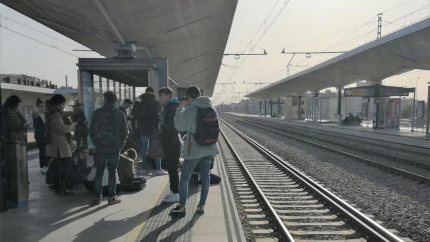 Viatgers a Girona esperant el tren que va direcció Portbou.