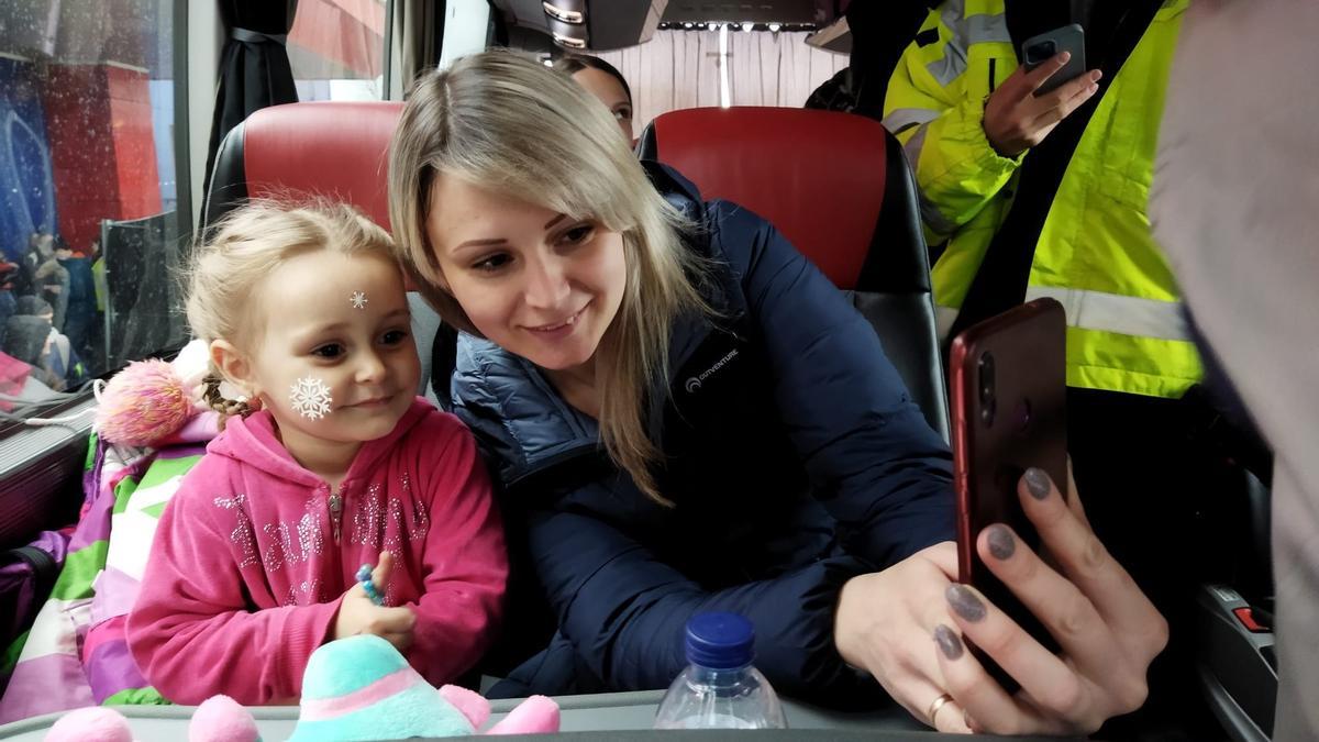 Una mujer refugiada y su hija llegan a España desde la guerra en Ucrania.