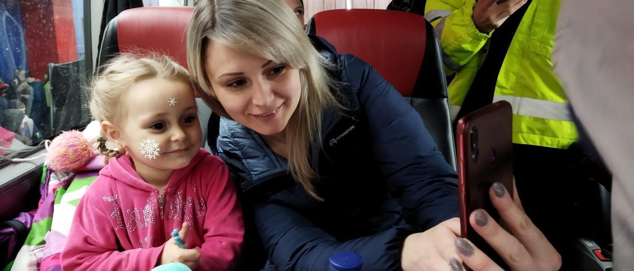 Una mujer refugiada y su hija llegan a España desde la guerra en Ucrania.