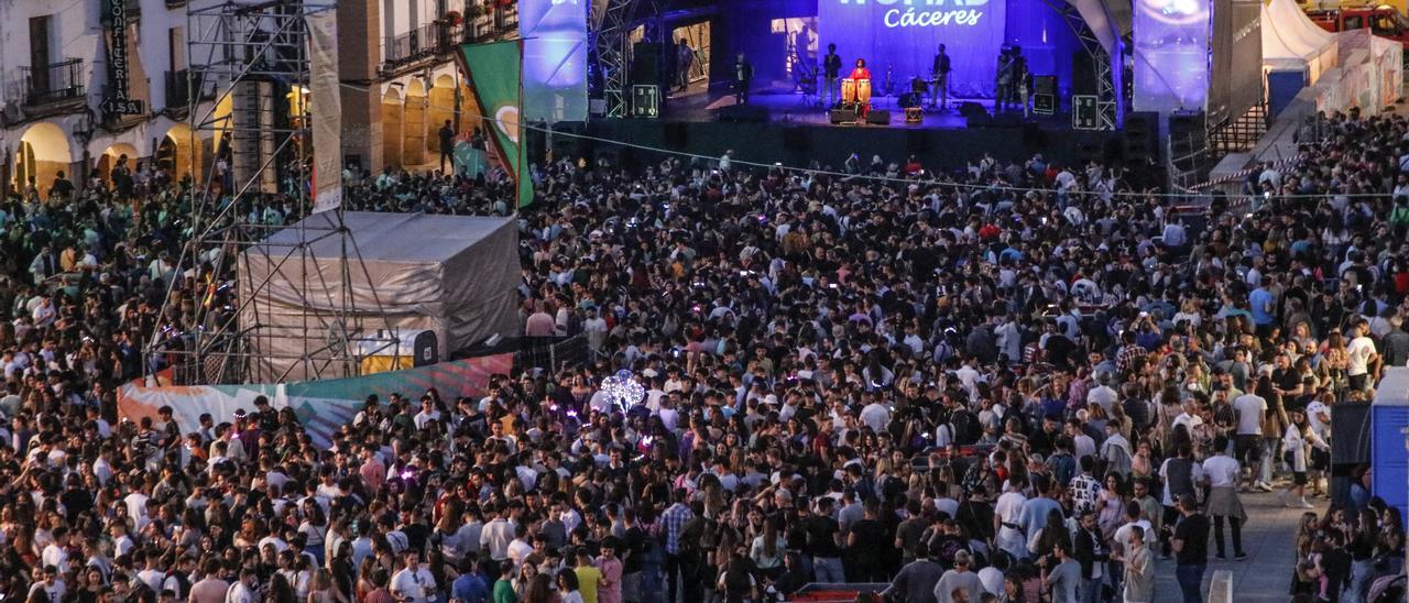 Imagen de las primeras horas del festival Womad en la plaza Mayor prácticamente llena ya el jueves durante el concierto de Ayom, en una estampa insólita en su historia.