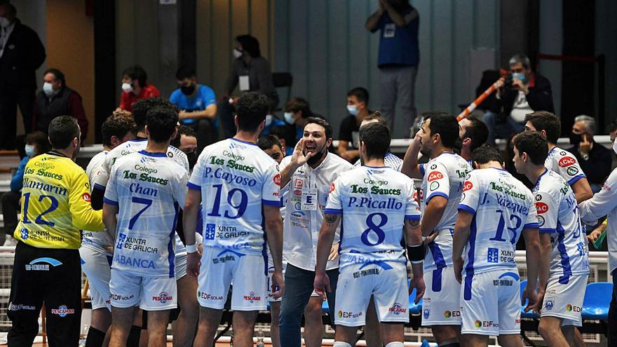 Jabato se dirige a sus jugadores durante un tiempo muerto. | // R. VÁZQUEZ