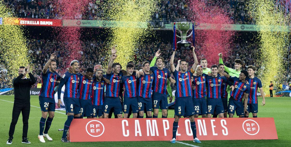 El Barça celebrando la Liga de la temporada 2020-2023