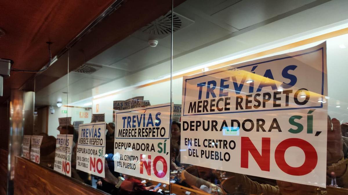 Vecinos de Trevías con sus pancartas en la Junta General del Principado.