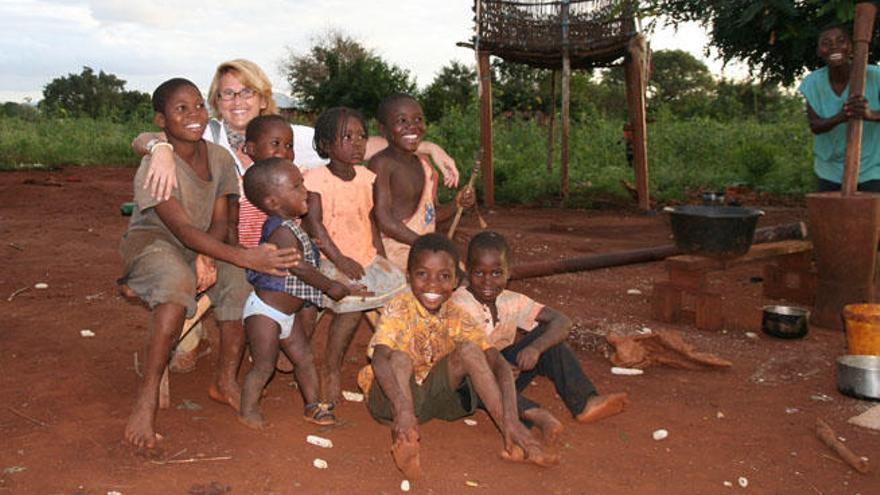 Rocío, rodeada de niños de Mozambique que la conocen como &#039;mulunga&#039;.