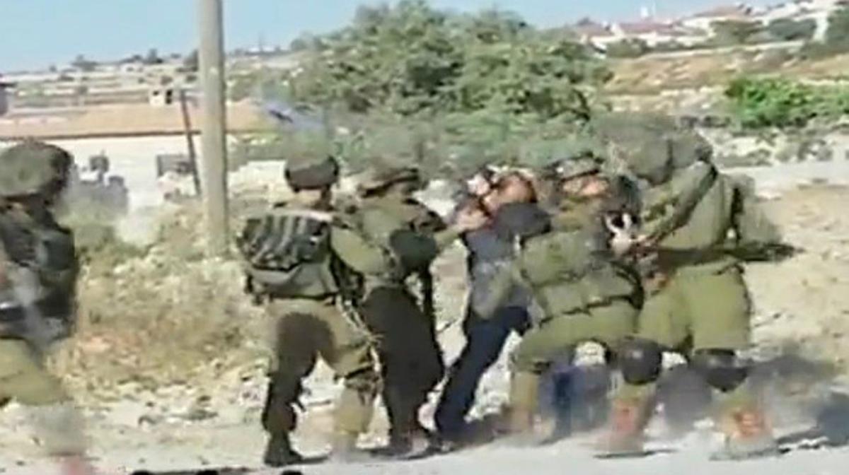Els soldats israelians agredint el manifestant palestí.