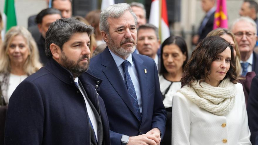 El presidente de Aragón, Jorge Azcón, junto al murciano Fernando López Miras y la madrileña Isabel Díaz Ayuso, antes del acto del Día de la Constitución.