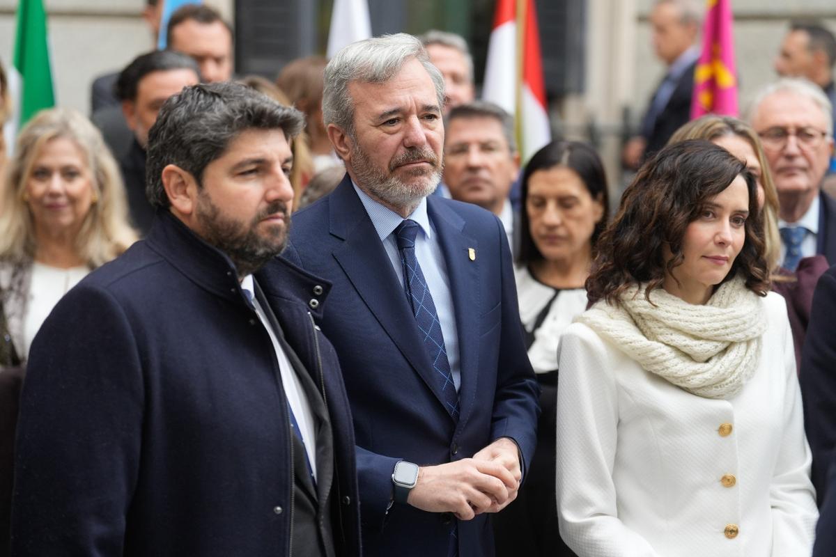 El presidente de Aragón, Jorge Azcón, junto al murciano Fernando López Miras y la madrileña Isabel Díaz Ayuso, antes del acto del Día de la Constitución.