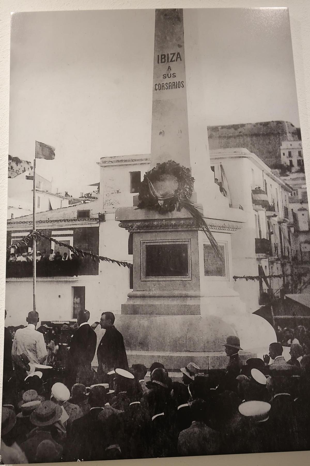 La intrahistoria del obelisco a los corsarios de Ibiza