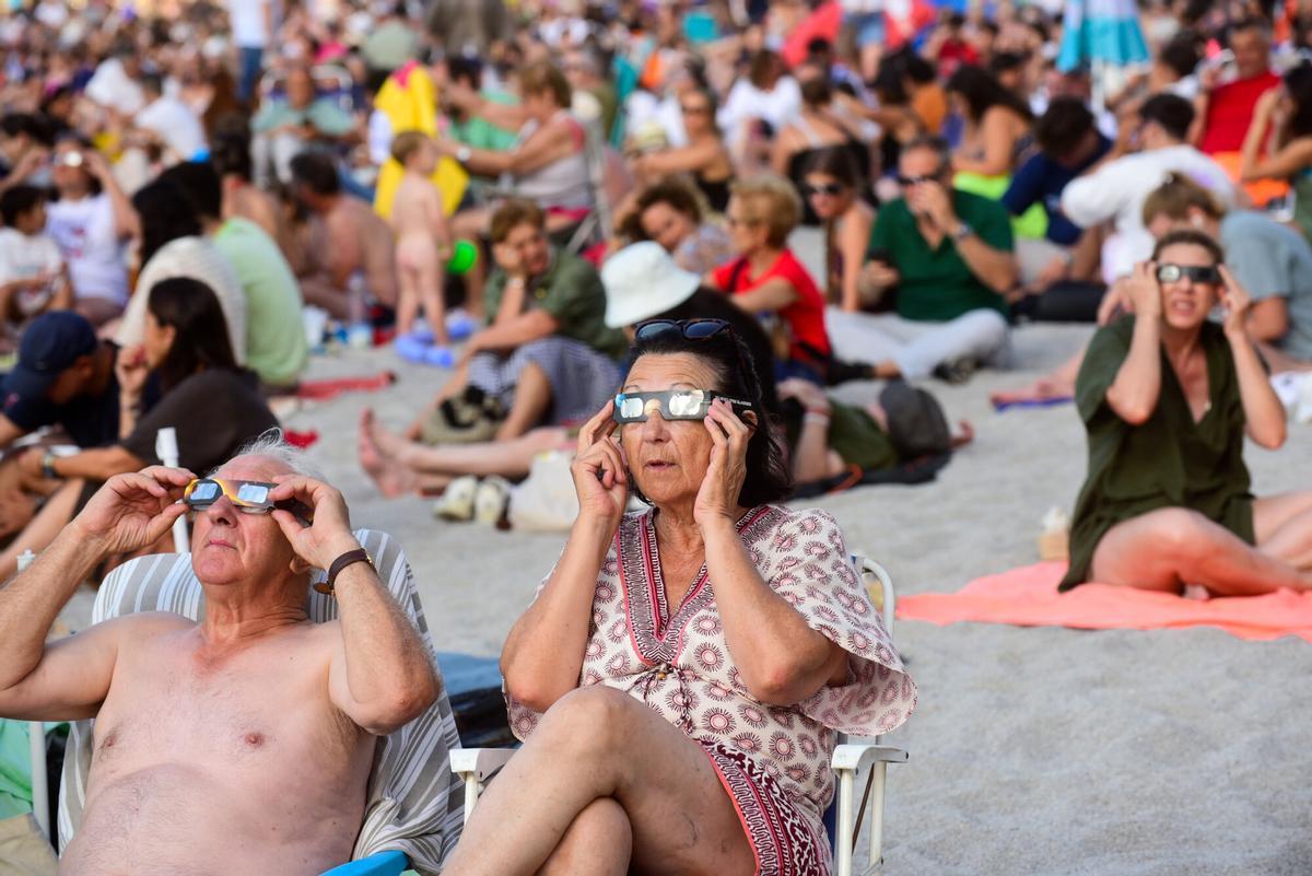 Más de 225.000 personas vivieron el eclipse solar total en las calles de la ciudad Más de 225.000 personas vivieron el eclipse solar total en las calles de la ciudad