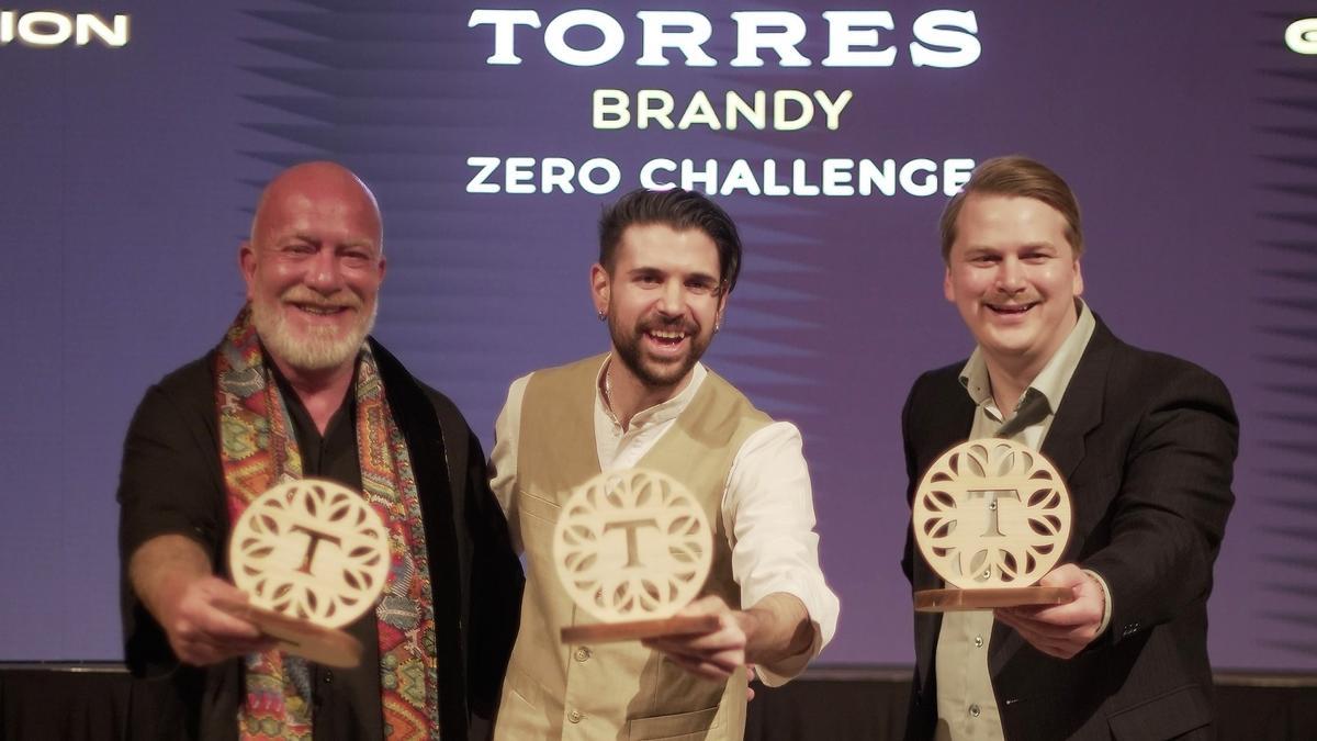 El ganador del Torres Brandy Zero Challenge 2025, el noruego Daniel Pappa, entre los finalistas, Gerardo Vázquez Lugo, de Nicos (Ciudad de México), y Mika Ammunét, de Bar Mate (Helsinki).