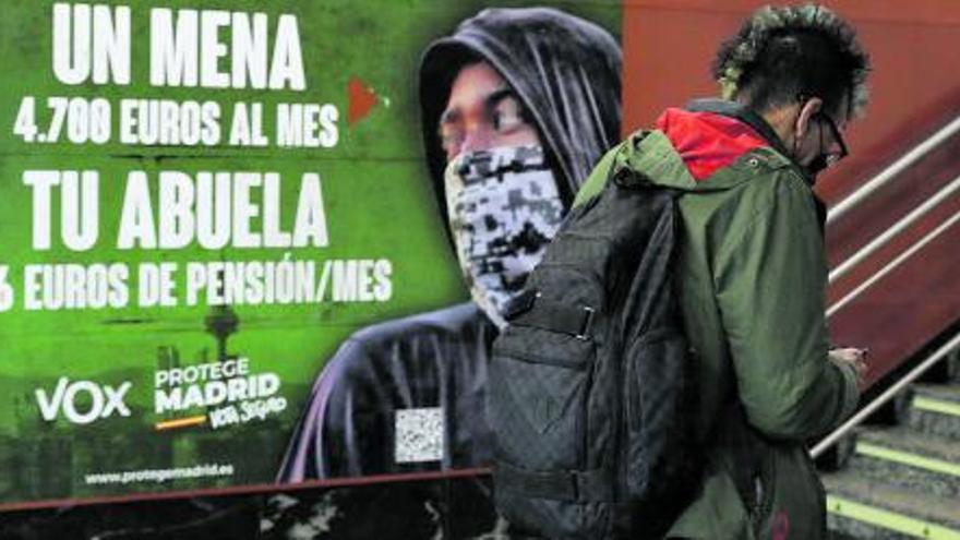 Carteles electorales de Vox en el metro Madrid con mensajes contra el sostenimiento de los menores migrantes. | | MARTA FERNANDEZ JARA   EUROPA PRESS
