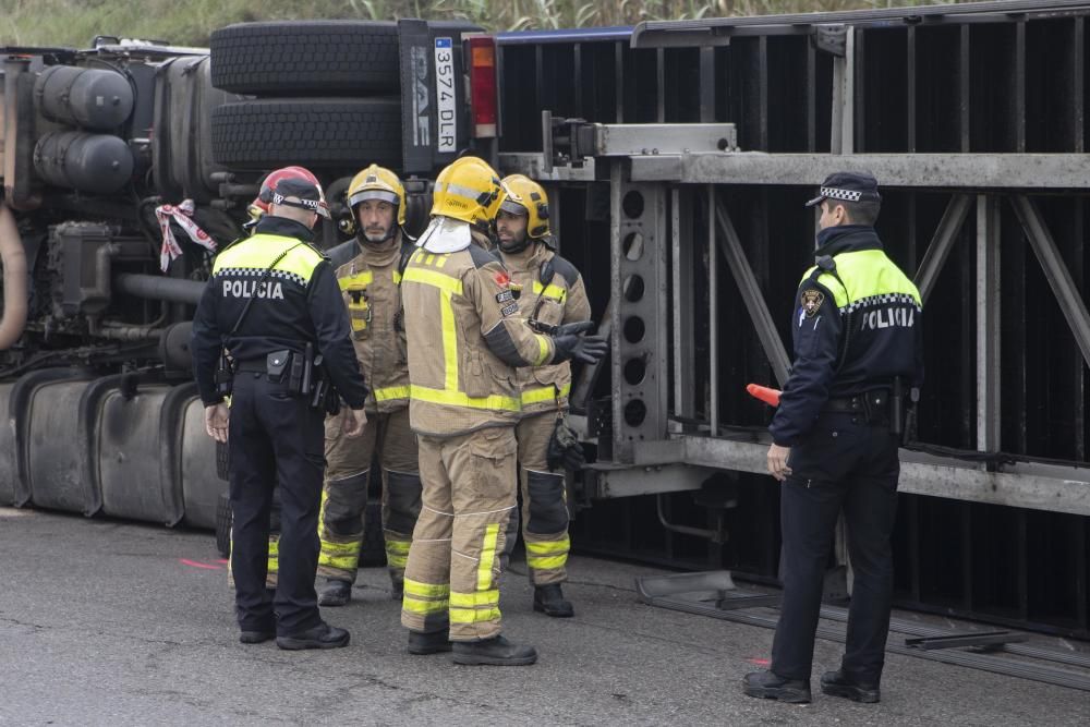 Bolca un camió i fa tallar la GI-600 a Blanes