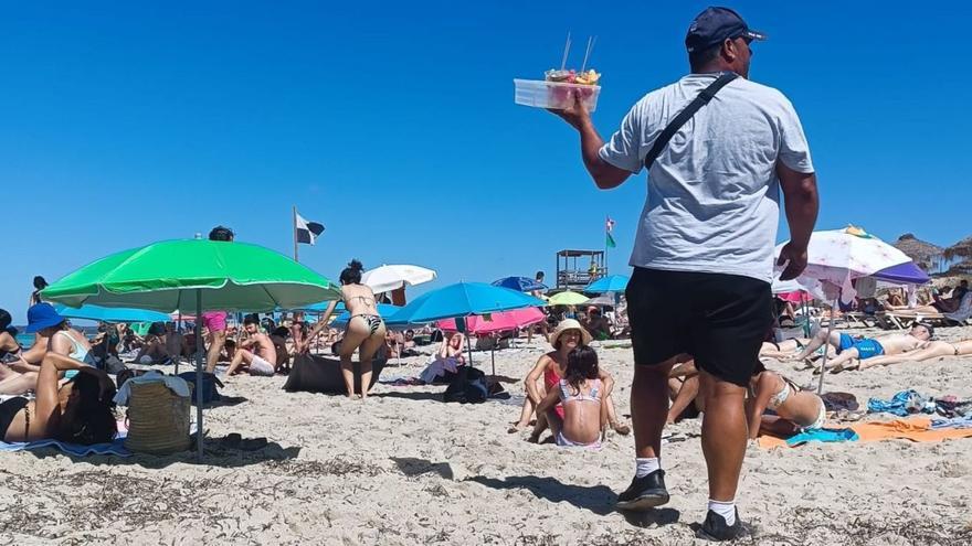 Un vendedor ambulante de fruta en la playa de es Arenals, en la costa de Migjorn de Formentera, el pasado verano. | P.M.V.