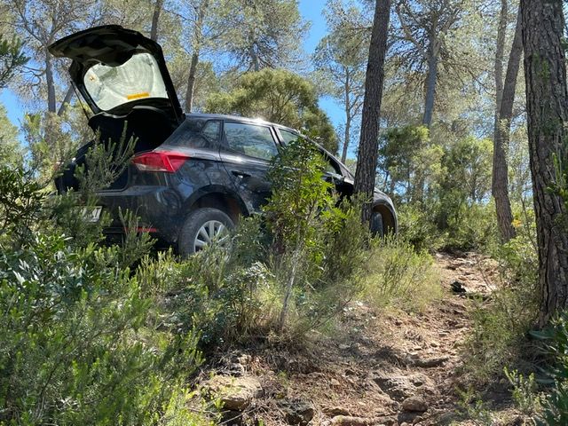 Así quedó el coche de una turista de Ibiza que circulaba campo a través