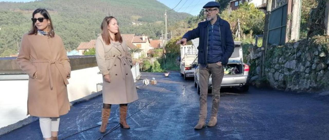 Leticia Santos, Marta Freire y Odilo Barreiro, en el camino.