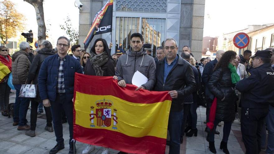 Concentración a las puertas de la Policía Nacional de Zamora en apoyo a los agentes de Cataluña.