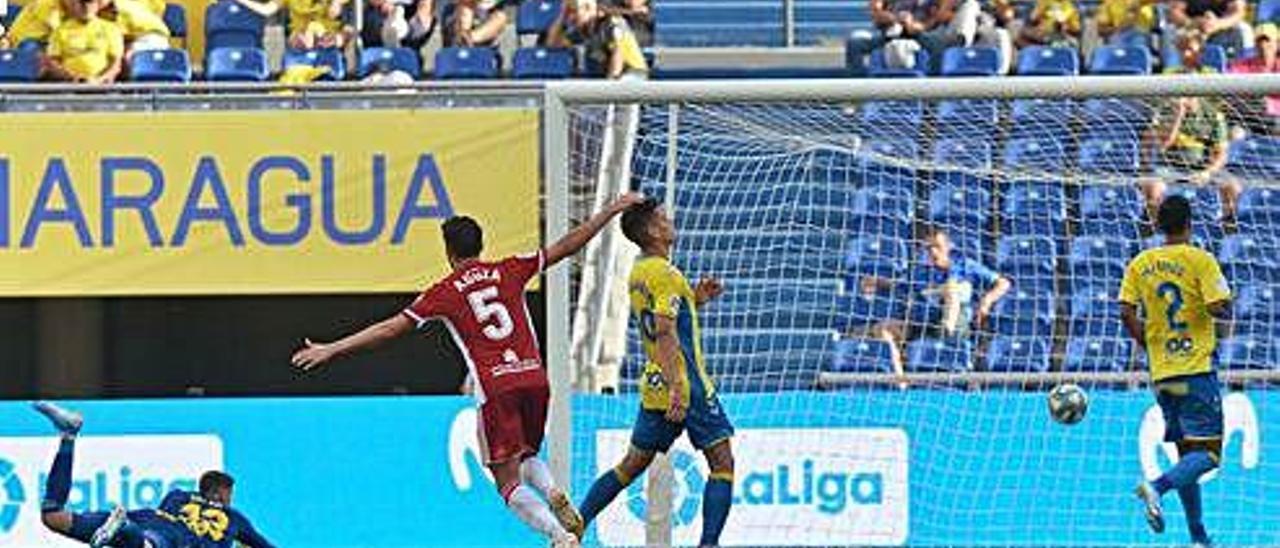 Josep, Ruiz de Galarreta y Mauricio Lemos, junto a Aguza, tras el gol de Corpas, el segundo del Almería.